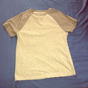 Men’s SM Aeropostale shirt sleeve t-shirt.